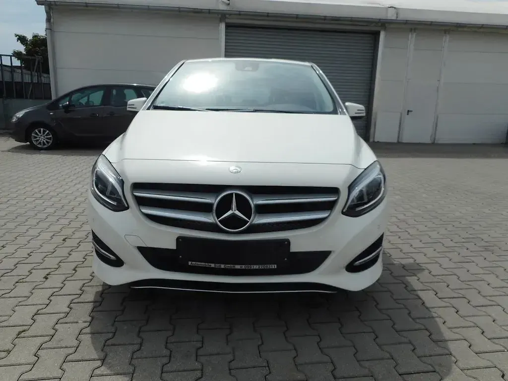 Gebraucht Mercedes B180 122 PS (89 kW) 2017 Weiß Kleinwagen