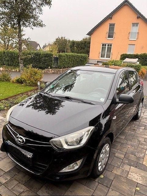 Schwarz Gebraucht 2014 Hyundai i20 Classic Limousine | 3.990 € (Guter Preis) - Bild 1/4