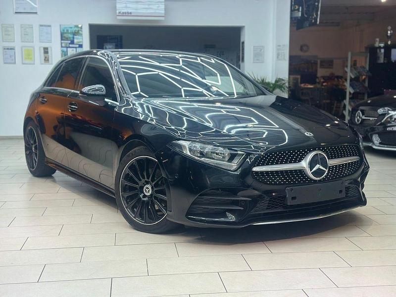 Nachtschwarz unilack Gebraucht 2019 Mercedes A180 AMG line Limousine | 21.400 € (Superpreis) - Bild 1/4