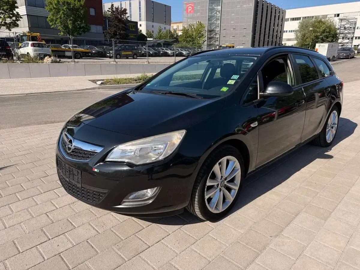 Gebraucht Opel Astra Design Edition 165 PS (121 kW) 2012 Schwarz Kombi