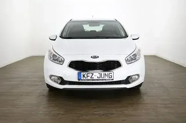 Używany Kia Ceed 99 KM (72 kW) 2014 Biały Hatchback