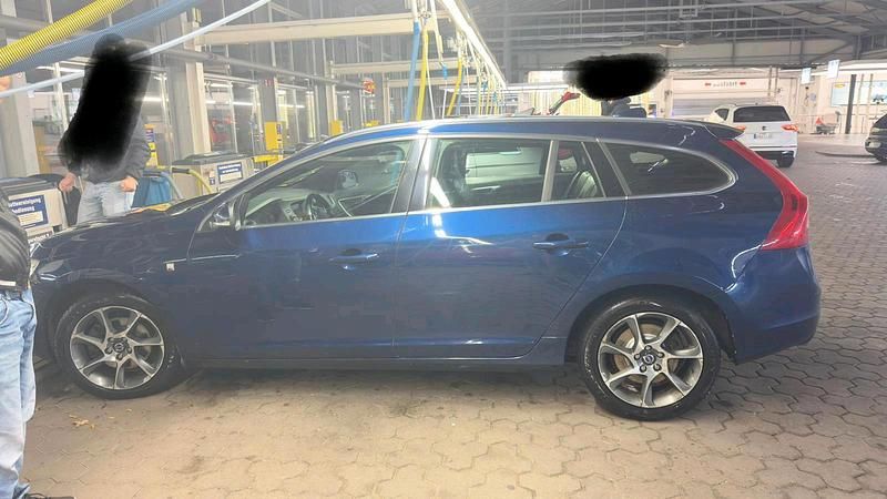 Blau Gebraucht 2014 Volvo V60 Kombi | 7.000 € (Fairer Preis) - Bild 1/4