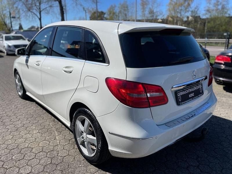 Gebraucht Mercedes B180 122 PS (89 kW) 2013 Weiß Van / Kleinbus