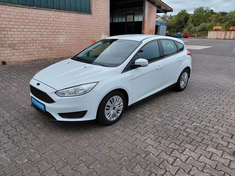Weiß Gebraucht 2016 Ford Focus Trend Limousine | 9.400 € (Guter Preis) - Bild 1/4