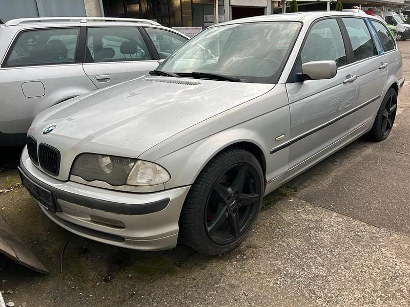 Silber Gebraucht 2000 BMW 320 Kombi | 799 € - Bild 1/4