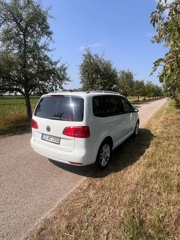 Gebraucht VW Touran Life 140 PS (102 kW) 2014 Weiß Van / Kleinbus