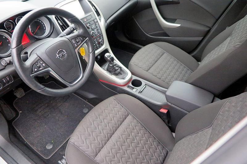 Gebraucht Opel Astra Active 140 PS (102 kW) 2013 Silber Limousine