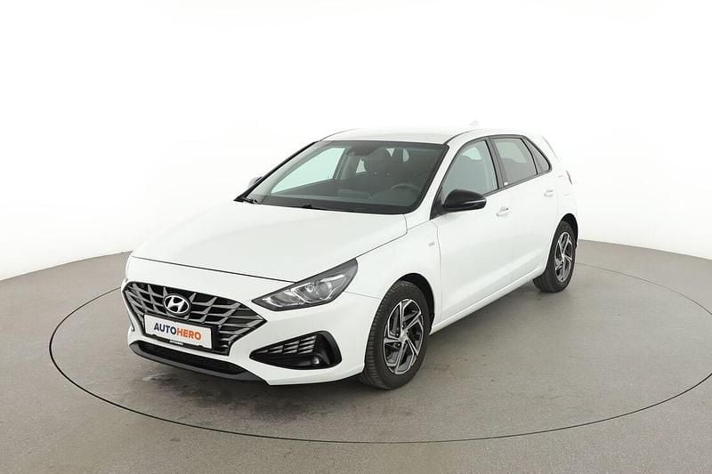 Weiß Gebraucht 2021 Hyundai i30 Intro Edition Limousine | 15.200 € (Guter Preis) - Bild 1/3