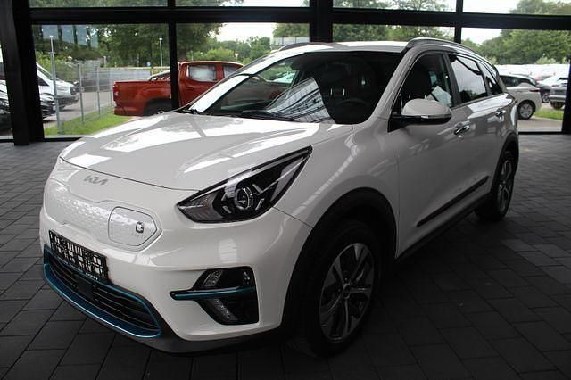 Weiß Gebraucht 2022 Kia e-Niro 3 SUV | 18.690 € (Guter Preis) - Bild 1/4