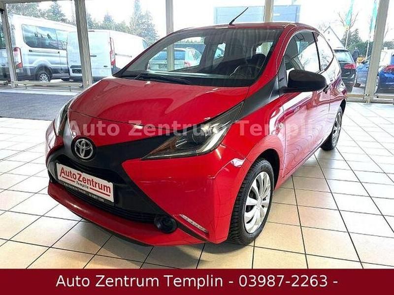 Gebraucht Toyota Aygo 69 PS (50 kW) 2017 Rot Kleinwagen