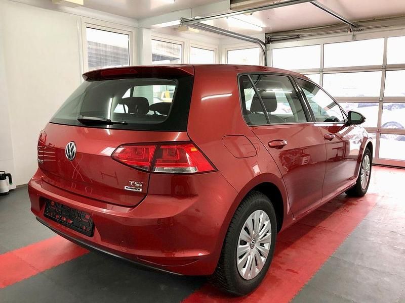 Gebraucht VW Golf VII 86 PS (63 kW) 2016 Rot Limousine