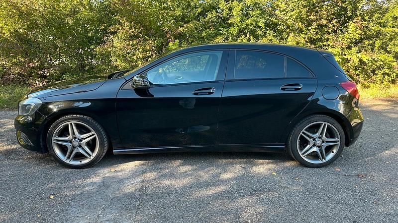 Schwarz Gebraucht 2012 Mercedes A180 Limousine | 6.300 € (Fairer Preis) - Bild 1/4