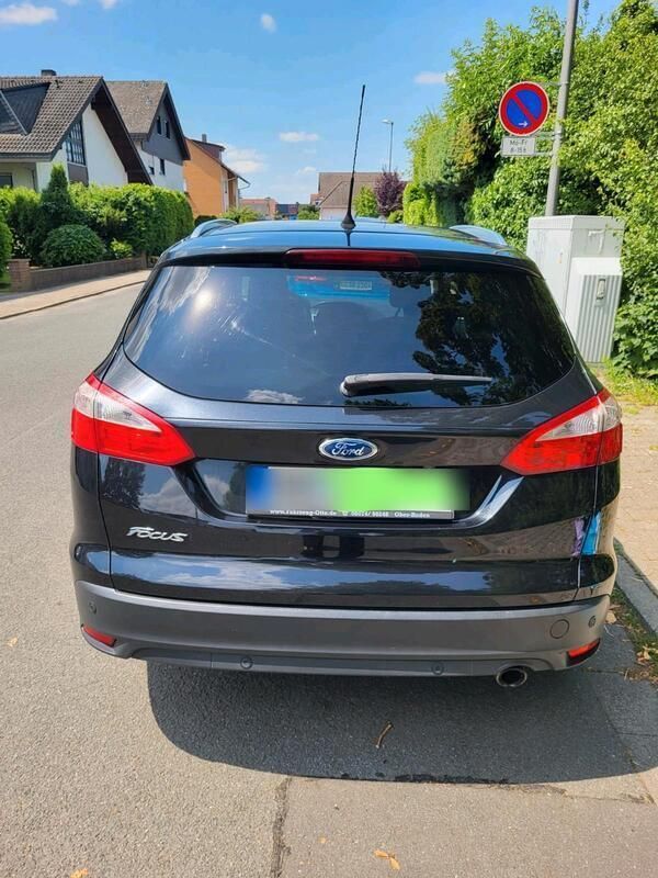 Schwarz Gebraucht 2013 Ford Focus Kombi | 5.490 € (Fairer Preis) - Bild 1/4