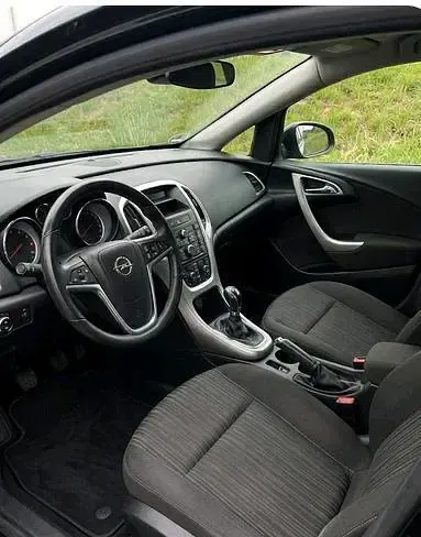 Używany Opel Astra 140 KM (102 kW) 2010 Czarny Sedan/Limuzyna