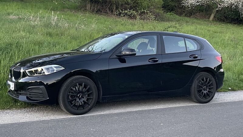 Schwarz Gebraucht 2022 BMW 118 Advantage Kleinwagen | 18.900 € (Superpreis) - Bild 1/4
