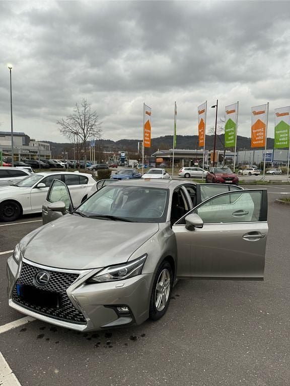 Gebraucht Lexus CT200h 136 PS (100 kW) 2020 Grau Limousine