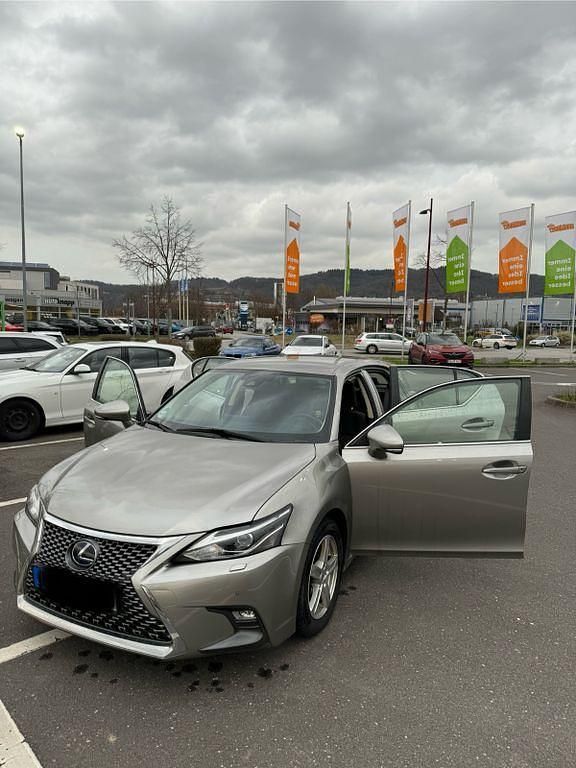 Grau Gebraucht 2020 Lexus CT200h Limousine | 21.000 € (Teuer) - Bild 1/4