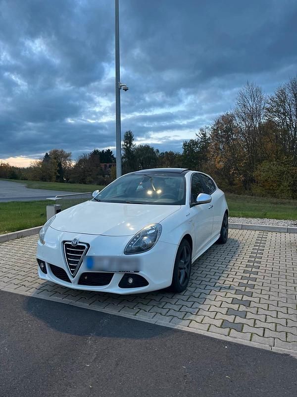 Weiß Gebraucht 2013 Alfa Romeo Giulietta Quadrifoglio Verde Coupé | 7.200 € (Fairer Preis) - Bild 1/4