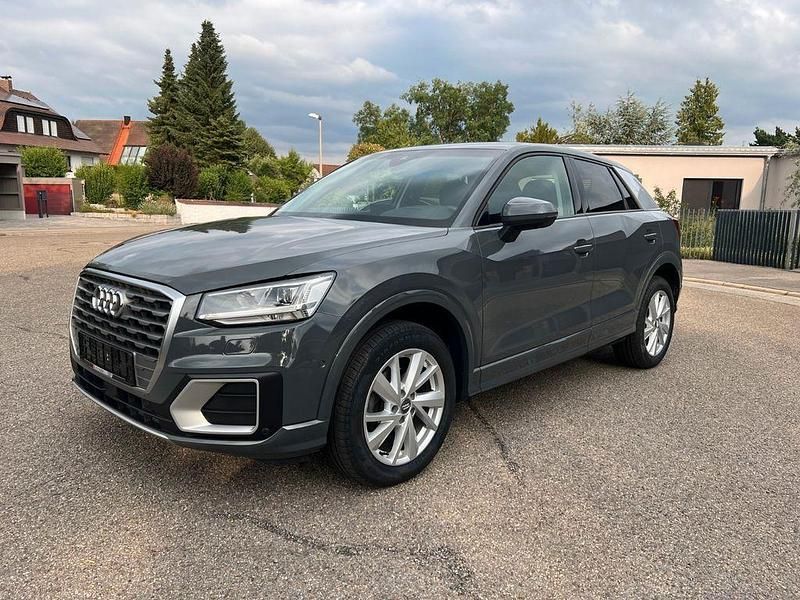 Grau Gebraucht 2018 Audi Q2 Sport SUV | 17.900 € (Fairer Preis) - Bild 1/4