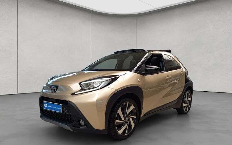 Ginger beige metallic/ night sky black Gebraucht 2022 Toyota Aygo X-plore Kleinwagen | 14.950 € - Bild 1/4