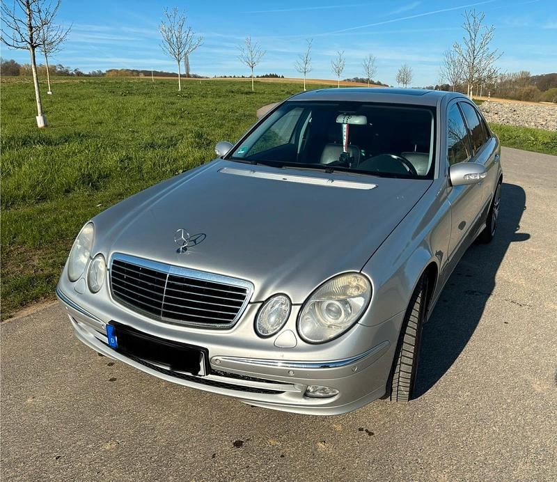 Silber Gebraucht 2005 Mercedes E350 Avantgarde Limousine | 4.999 € (Superpreis) - Bild 1/4
