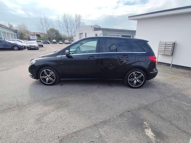 Używany Mercedes B250 211 KM (155 kW) 2012 Czarny Minivan