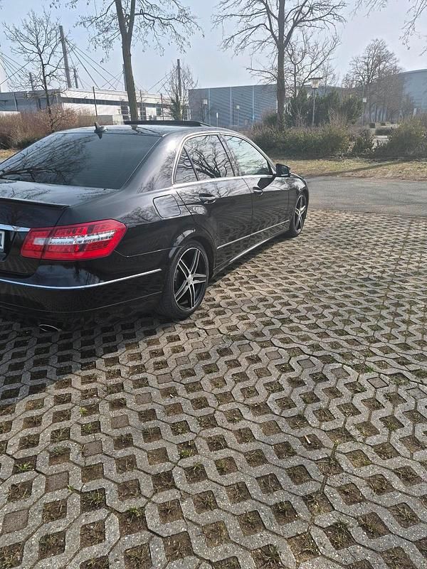Gebraucht Mercedes E300 231 PS (169 kW) 2011 Schwarz Limousine