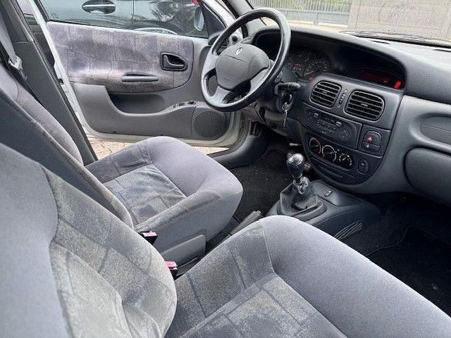 Gebraucht Renault Mégane 64 PS (47 kW) 2000 Silber Limousine