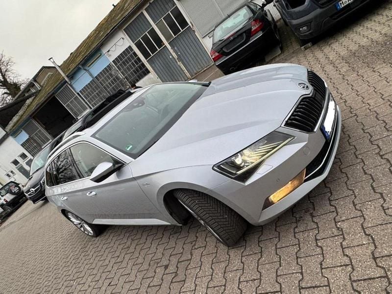 Gebraucht Skoda Superb LAURIN & KLEMENT 190 PS (139 kW) 2019 Silber Kombi