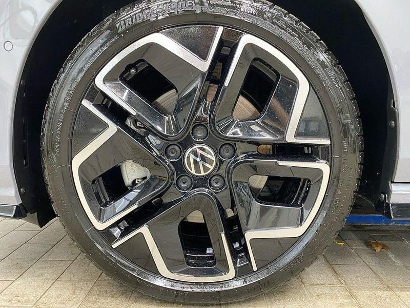 Gebraucht VW Golf VIII R-line 150 PS (110 kW) 2025 Mondsteingrau Kombi
