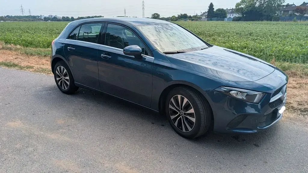 Gebraucht Mercedes A250 218 PS (160 kW) 2021 Blau Limousine