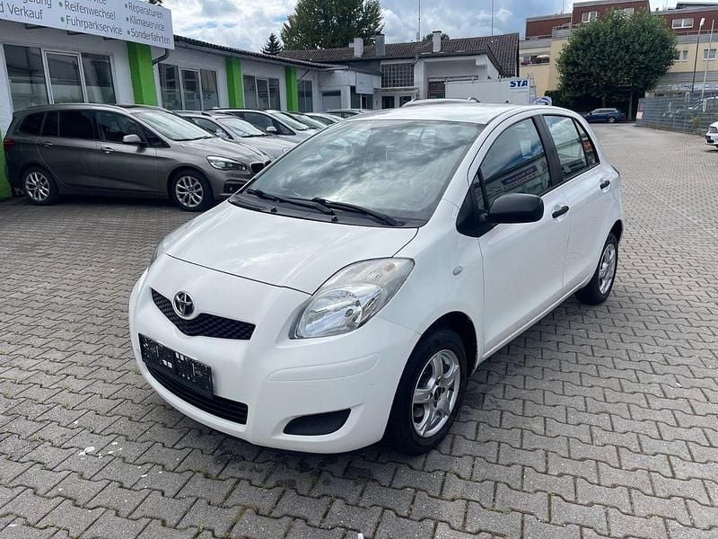 Weiß Gebraucht 2011 Toyota Yaris Basis Limousine | 4.590 € (Etwas zu teuer) - Bild 1/4