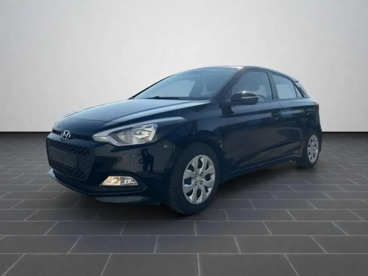 Gebraucht Hyundai i20 Pure 84 PS (61 kW) 2018 Schwarz Kleinwagen