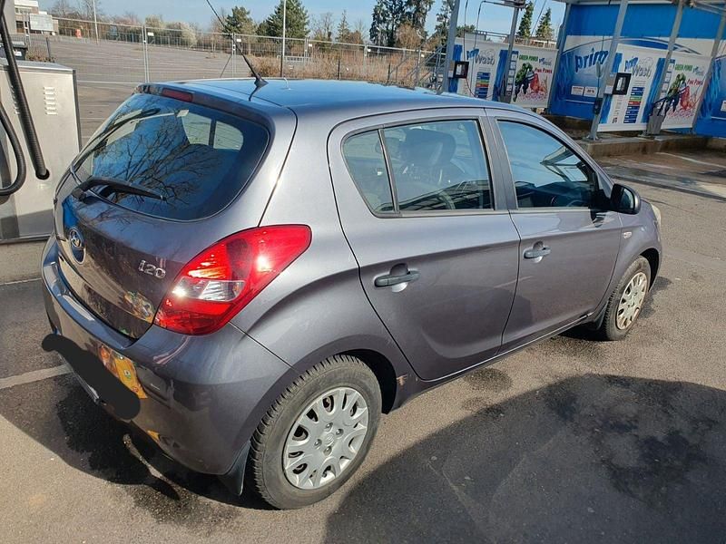 Grau Gebraucht 2013 Hyundai i20 Classic Kleinwagen | 2.750 € (Guter Preis) - Bild 1/4