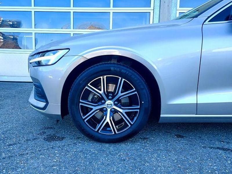 Gebraucht Volvo V60 Core 197 PS (144 kW) 2023 Silber Kombi