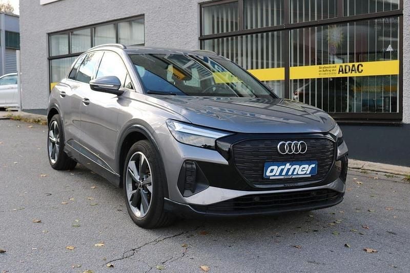 Grau Gebraucht 2022 Audi Q4 e-tron Ambiente SUV | 21.900 € (Superpreis) - Bild 1/4