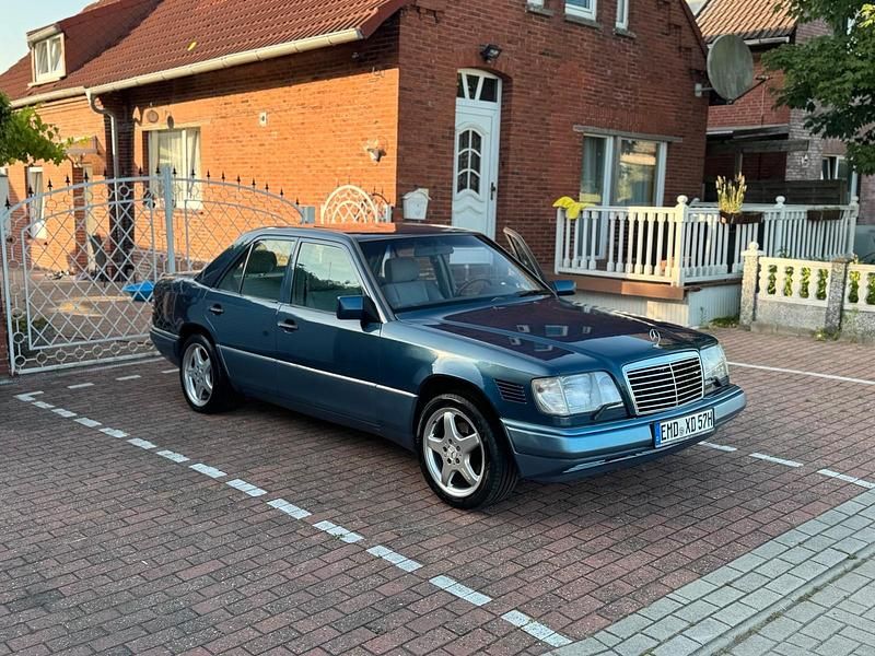 Blau Gebraucht 1994 Mercedes E250 Limousine | 10.999 € - Bild 1/4