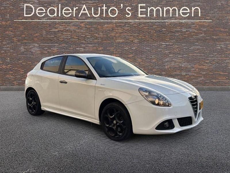 Weiß Gebraucht 2016 Alfa Romeo Giulietta Limousine | 5.999 € (Fairer Preis) - Bild 1/4