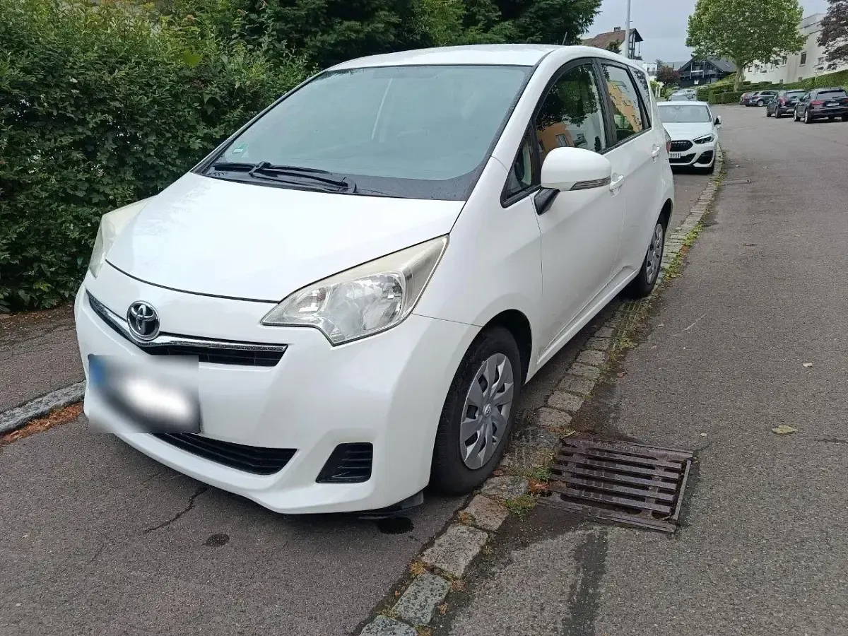 Gebraucht Toyota Verso-S Comfort 99 PS (72 kW) 2013 Weiß Van / Kleinbus