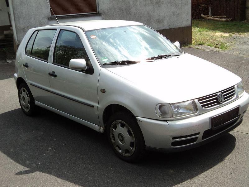 Second-hand VW Polo Comfortline 60 CP (44 kW) 1999 Argintiu Berlinǎ