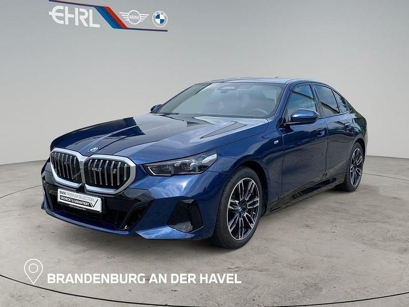 Blau Gebraucht 2024 BMW i5 M Sport Limousine | 59.990 € - Bild 1/4
