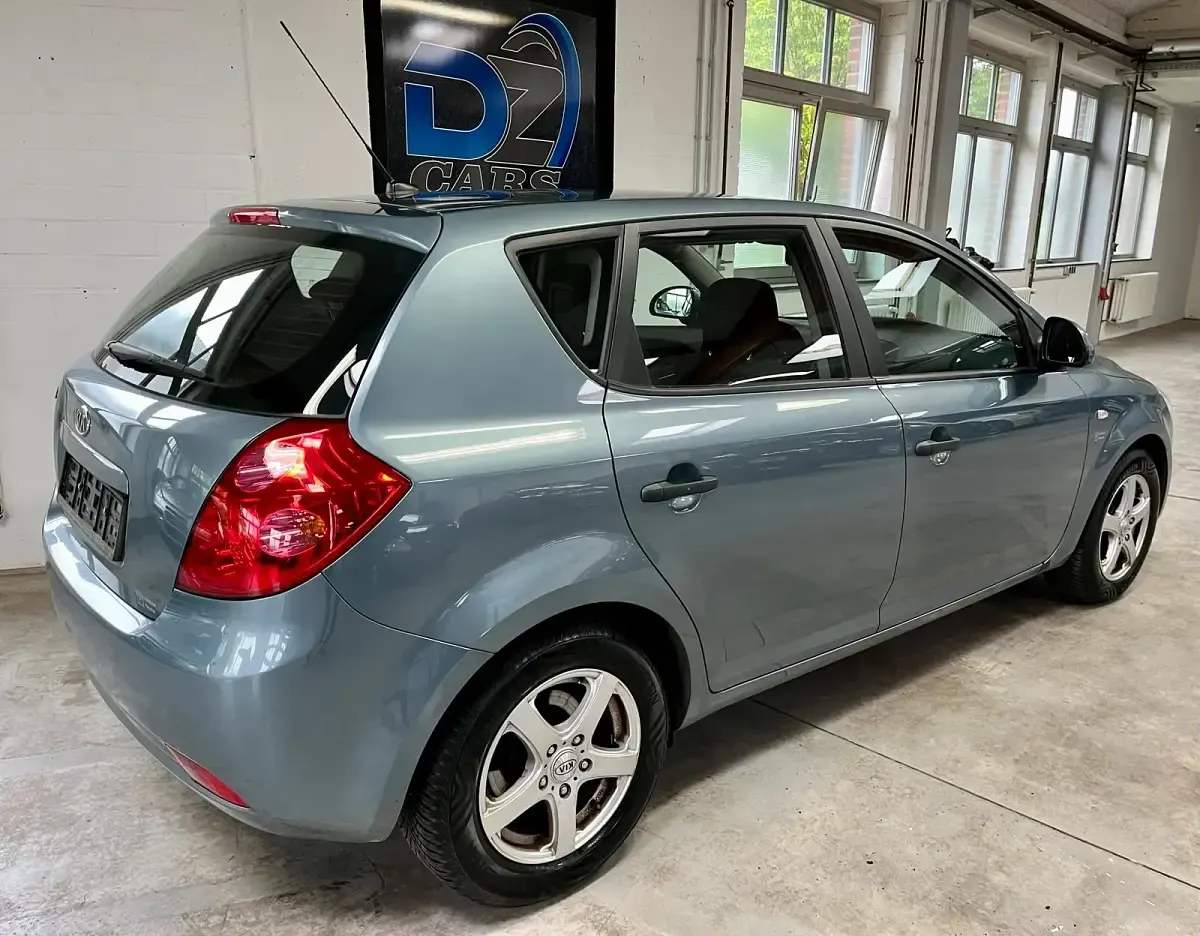 Używany Kia Ceed 109 KM (80 kW) 2009 Niebieski Hatchback