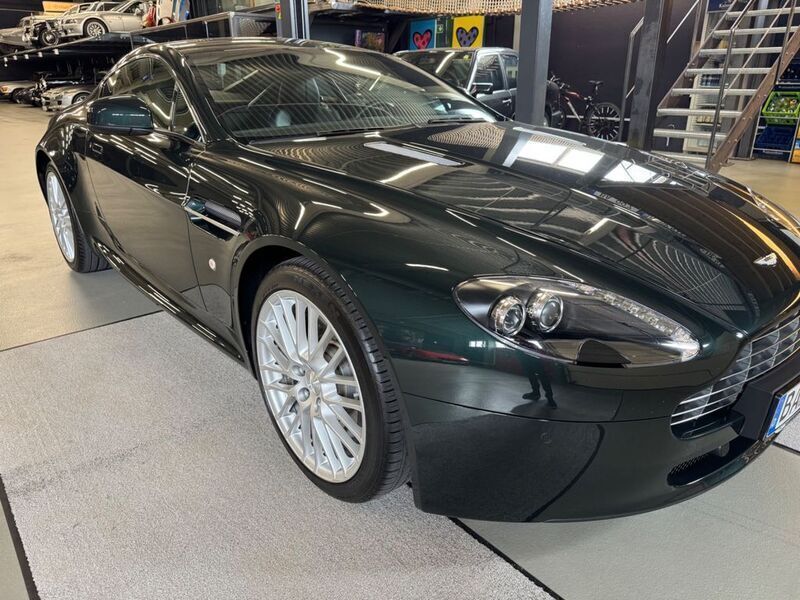Grün Gebraucht 2011 Aston Martin V8 Vantage Coupé | 60.999 € (Superpreis) - Bild 1/4