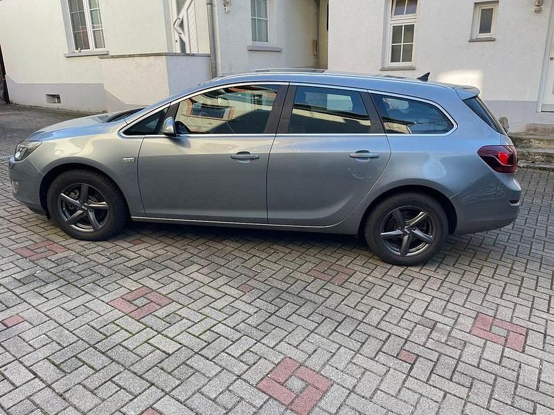 Gebraucht Opel Astra 165 PS (121 kW) 2011 Silber Kombi