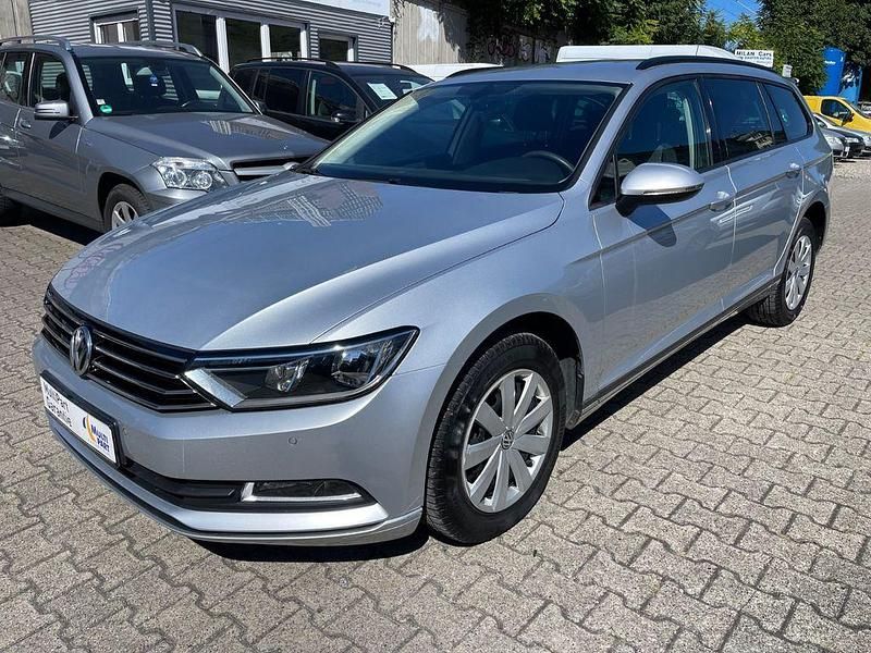 Silber Gebraucht 2016 VW Passat Trendline Limousine | 13.900 € (Superpreis) - Bild 1/4