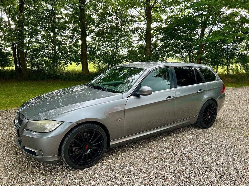 Schwarz Gebraucht 2011 BMW 320 Kombi | 4.850 € (Guter Preis) - Bild 1/4