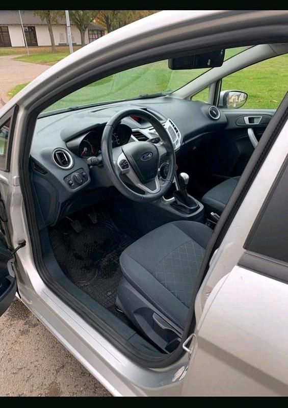 Gebraucht Ford Fiesta 95 PS (69 kW) 2012 Silber Kleinwagen