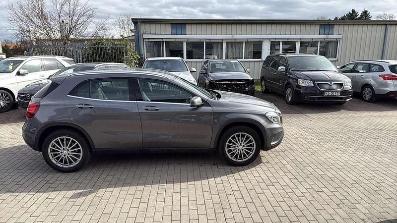 Gebraucht Mercedes GLA200 156 PS (114 kW) 2016 Mountaingrau  met. SUV