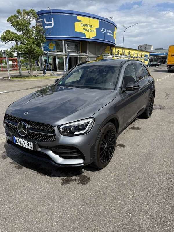 Grau Gebraucht 2021 Mercedes GLC300e SUV | 46.999 € - Bild 1/4