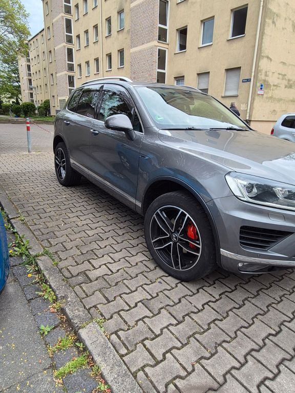 Grau Gebraucht 2015 VW Touareg Terrain Tech SUV | 17.100 € (Superpreis) - Bild 1/4